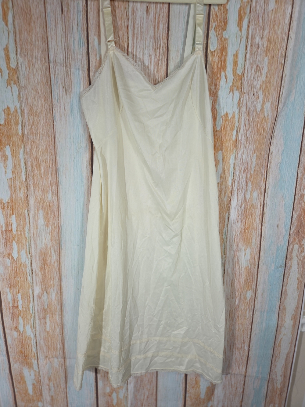 Pinehurst Lingerie Vintage Classic Cream Slip. Size 34 (Length). Lot #7299